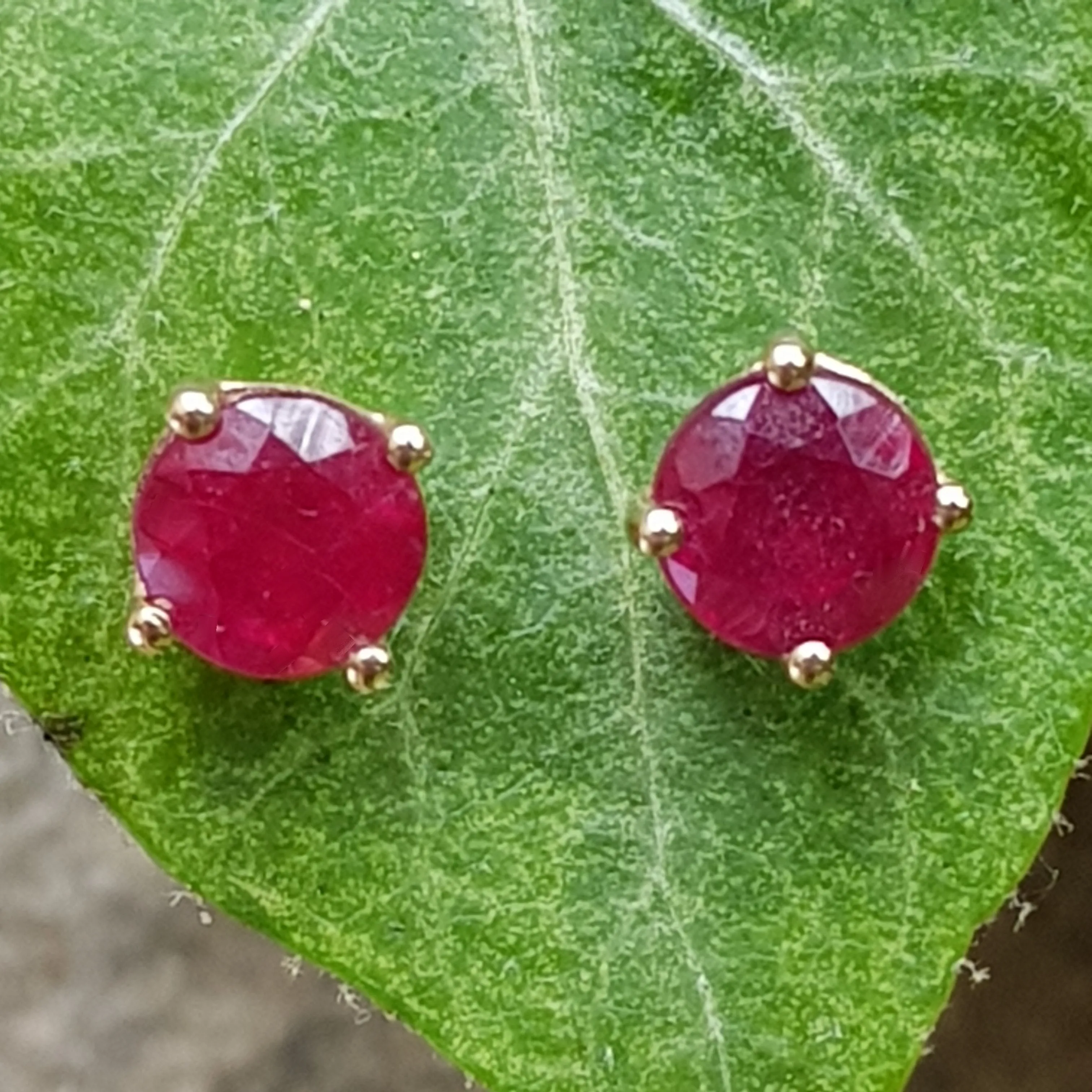 9k Gold Good Pair OF Synthetic Ruby Ear Studs Earrings Vintage Circa 1980's