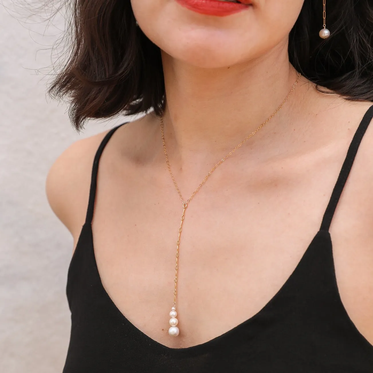 lariat y-necklace with graduated pearls & gold bar accents