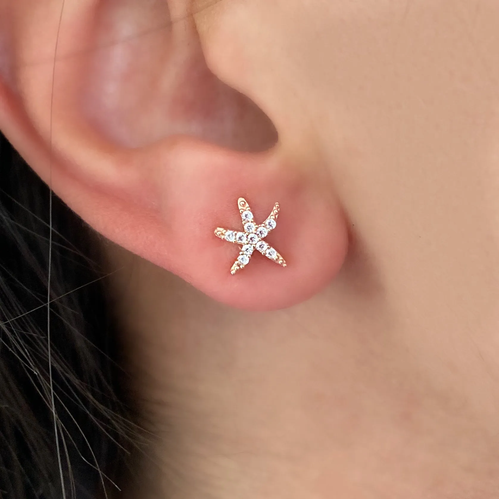 Star shaped stud with zircon stones